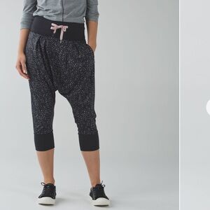 Lululemon Drop It Crop Butterfly Texture Mink Berry Black / Black size 4